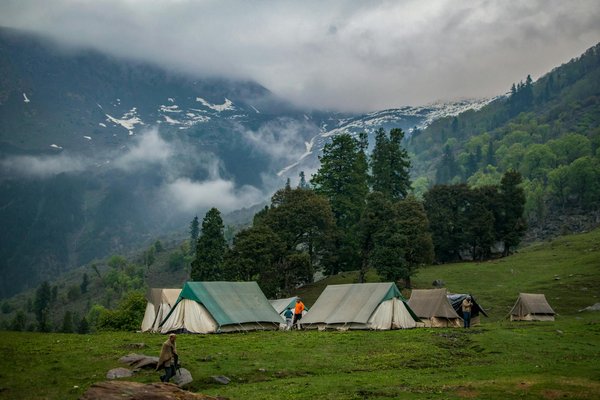 Comment organiser un camping pour explorer les grottes karstiques en Bosnie?